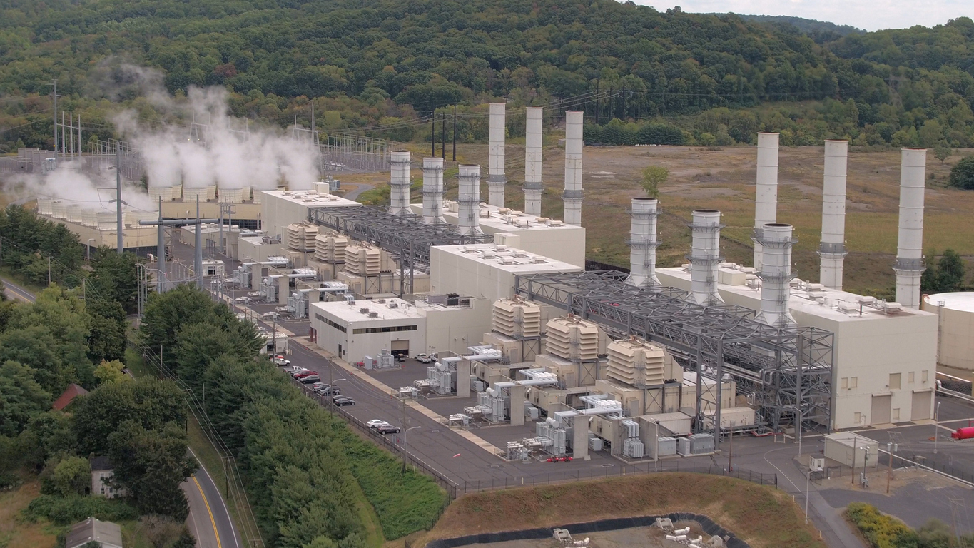 Geothermal power plant facility using natural gas to produce electricity